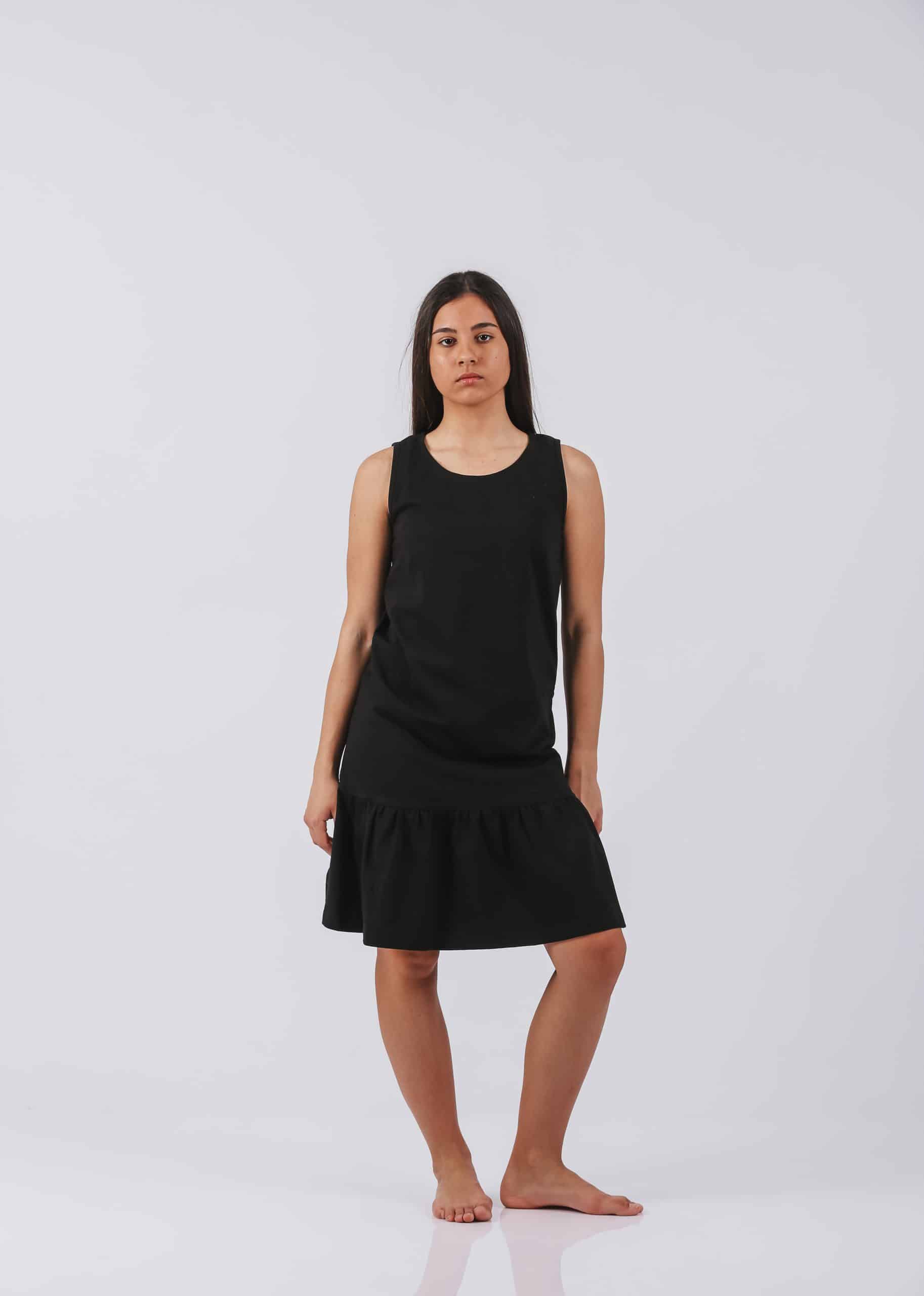 Art.530836 Haljina Lorena je idealan izbor za udobnost i stil u svakodnevnim situacijama. Izrađena od 100% pamuka, ova haljina pruža izuzetnu mekoću i prijatnost na koži. Dostupna je u veličinama M, L, XL i XXL, što omogućava savršeno pristajanje za različite tipove građe. Lako se održava pranjem na 60 stepeni, što je čini praktičnom za svakodnevnu upotrebu. Ova haljina je savršen izbor za opušten i udoban stil.