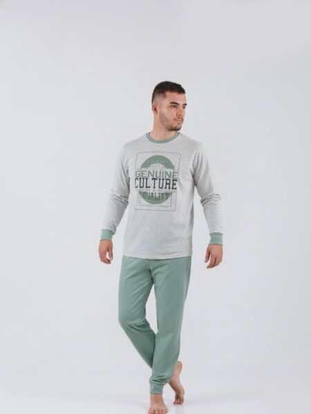 Muška pidžama iz kolekcije Genuine Culture, svetlosiva majica sa zelenim detaljima i zelene pantalone, udobna i kvalitetna odeća za spavanje iz Arilja