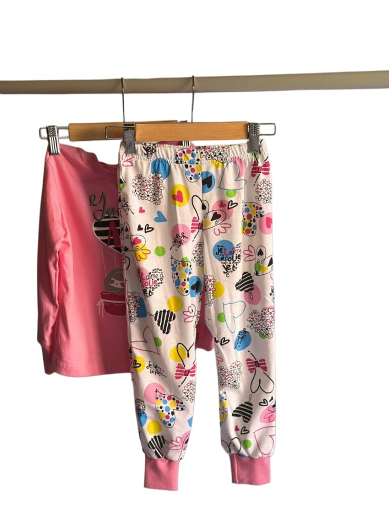 Ženska dečija pidžama od pamuka, roze gornji deo sa printom i bele pantalone sa šarenim oblicima, srcima i tačkicama