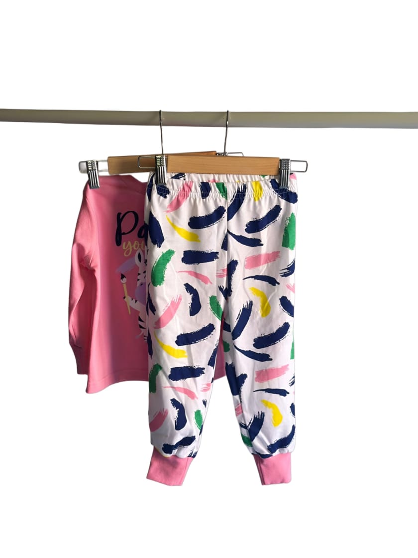 Ženska dečija pidžama od 100% pamuka, roze gornji deo sa ilustracijom zebre i natpisom "Paint your day", bele pantalone sa šarenim potezima četkice