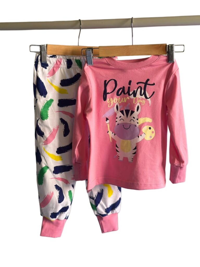 Ženska dečija pidžama od pamuka, roze gornji deo sa printom i natpisom, bele pantalone sa šarenim potezima u plavoj, zelenoj, žutoj i roze boji